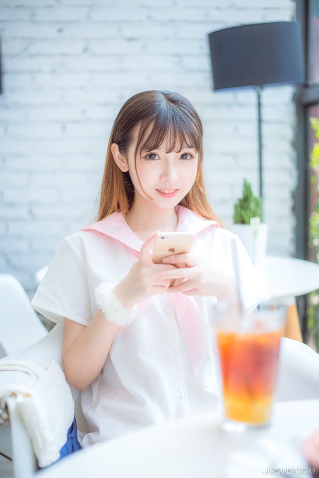 生命如横越的大海，我们相聚在一这条小船上。死时，我们便到了岸，各去各的世界。